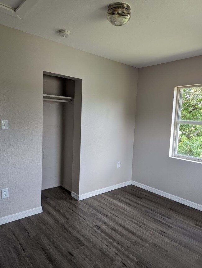 Building Photo - 1036 Ola Dr