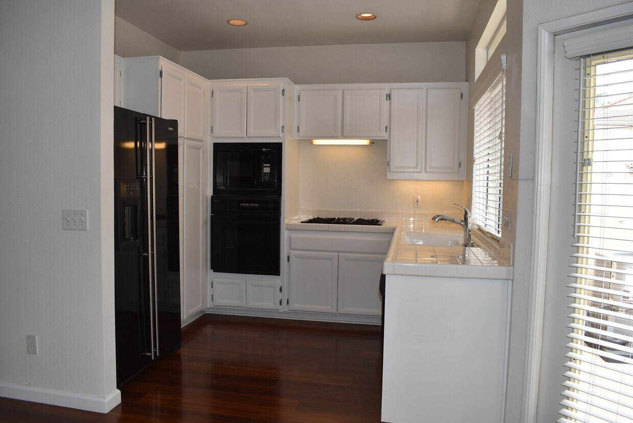 Foto principal - 2 Bed/ 2.5 Bath- Dual Master Townhome in U...