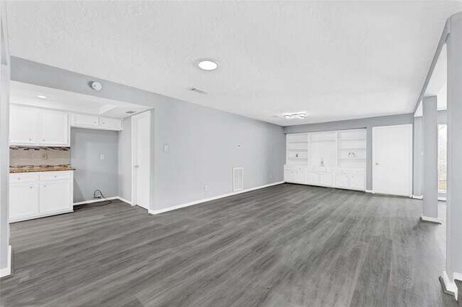 Building Photo - 10718 Boardwalk St