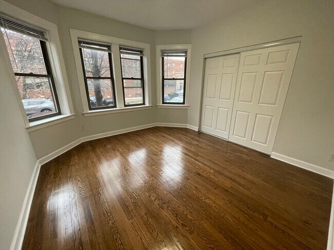 Building Photo - 3219 W Balmoral Ave