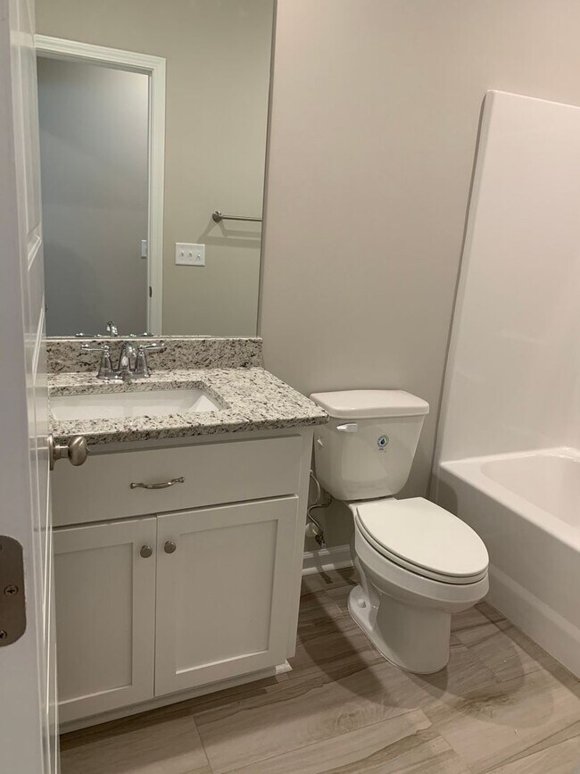 Foto del edificio - 3/2 Close to base with landscaping included!