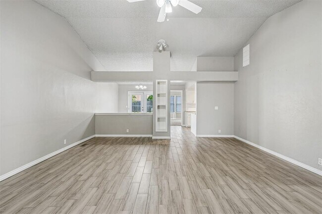 Foto del edificio - 217 Cypress Dr