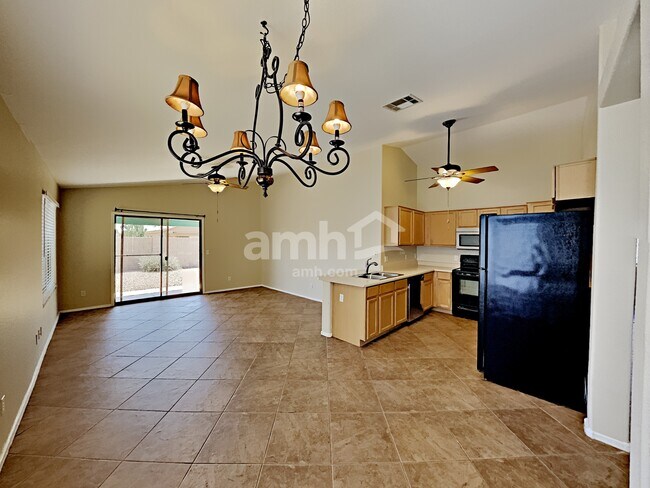 Foto del edificio - 15943 W Smokey Dr