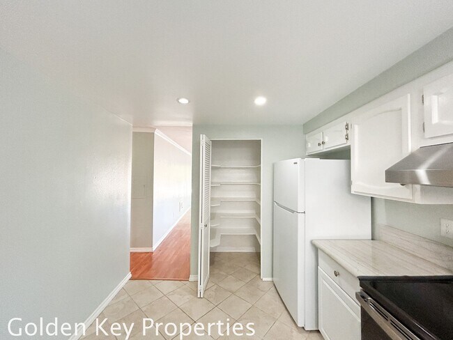 Building Photo - Welcome to this charming 2-bedroom, 2-bathroom downstairs end unit in Alta Mira in Carlsbad!!