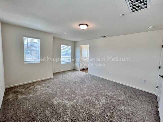 Foto del edificio - 6596 E Cresthaven Dr