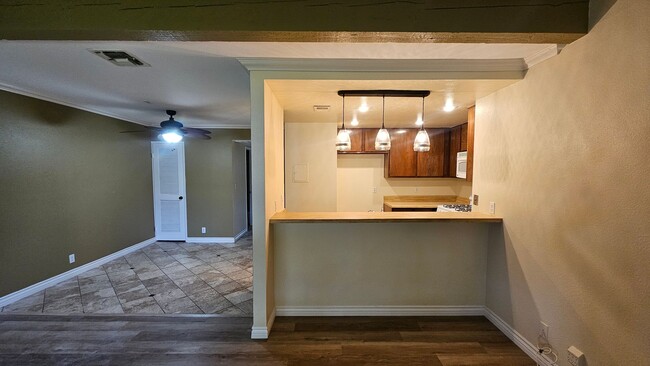 Building Photo - Centrally Located Simi 2 Bed 2 Bath Condo....