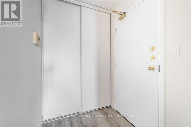 Photo du bâtiment - 90-990 Dale Ave