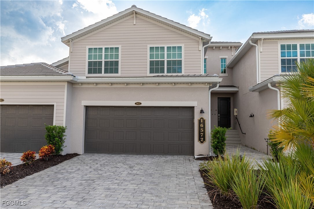 Foto principal - 16572 Kingwood Ln