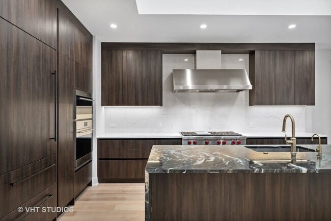 Building Photo - 232 S Green St