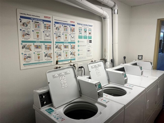 Building Photo - 3120 N Pine Island Rd