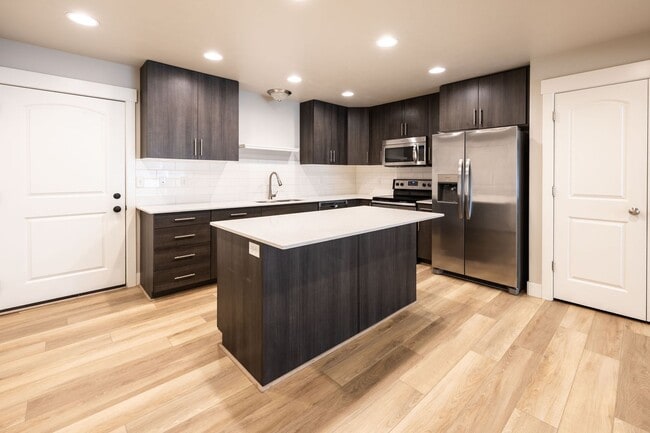 Building Photo - Beautiful Townhome in Rexburg Close to Campus