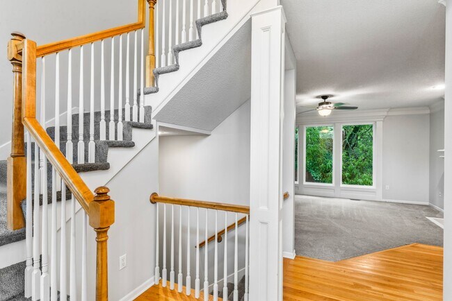 Foto del edificio - This Immaculate 4 Bedroom Home in Overland...