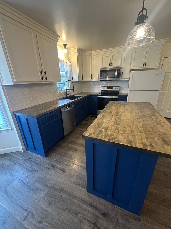 Foto del edificio - Don't miss this beautiful 3-bedroom, 2.5-bath home with a bonus room in the highly sought-after J...