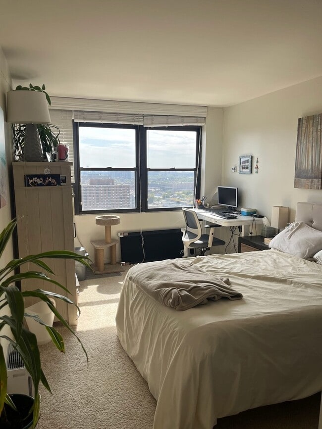 Building Photo - 510 W Belmont Ave