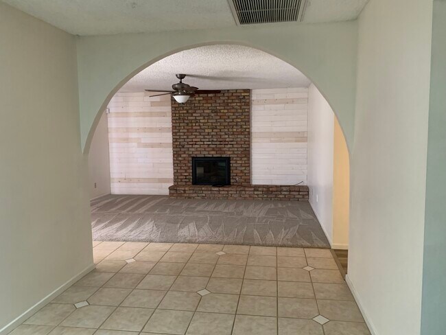 Building Photo - 1015 Crestwood Dr