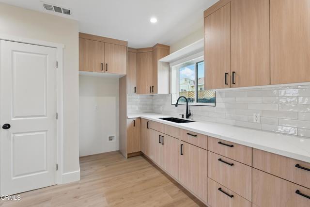 Foto del edificio - 6708 Riverton Ave