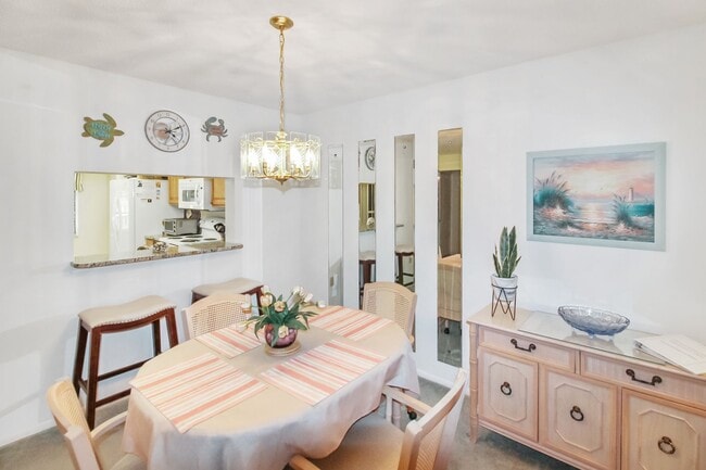 Building Photo - Seasonal Condo for Rent in Pine Hollow