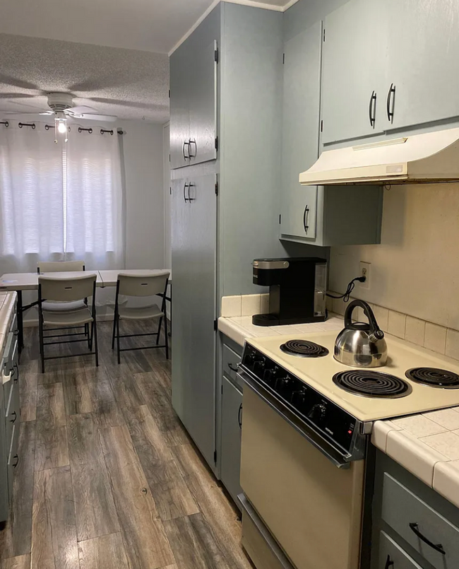 Building Photo - 2bed/1bath with Central AC! Garage! Laundr...