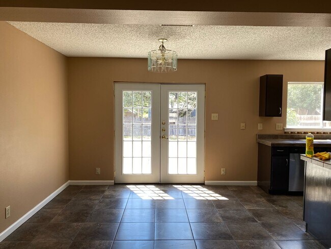 Building Photo - 3 bed 2 bath home in Candlewood Park
