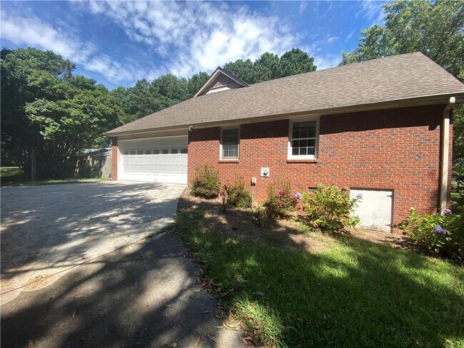 Building Photo - 2655 Rosebud Rd