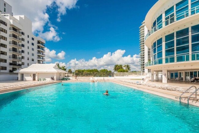 Foto del edificio - 5445 Collins Ave