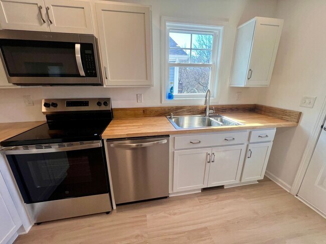 Building Photo - Charming 2-Bedroom Home with Modern Updates – Convenient Roanoke Location