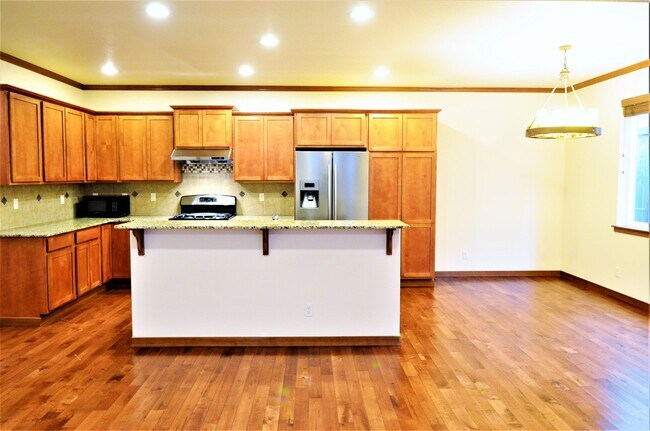 Foto del edificio - Spacious home with lots of natural light. ...