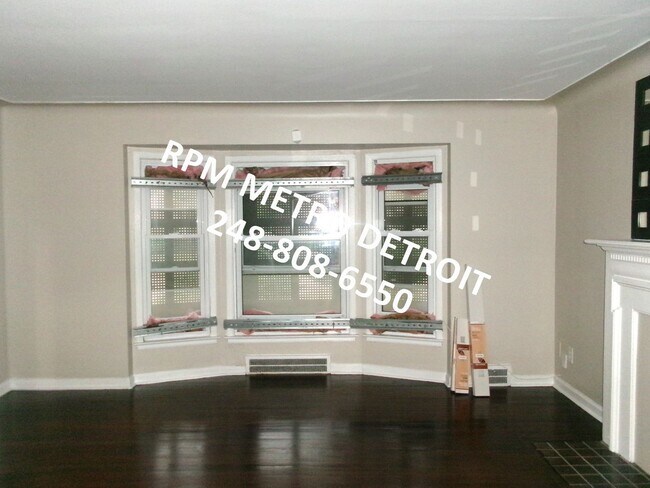 Building Photo - MOVE IN READY 3 BEDROOM COLONIAL HOME IN D...