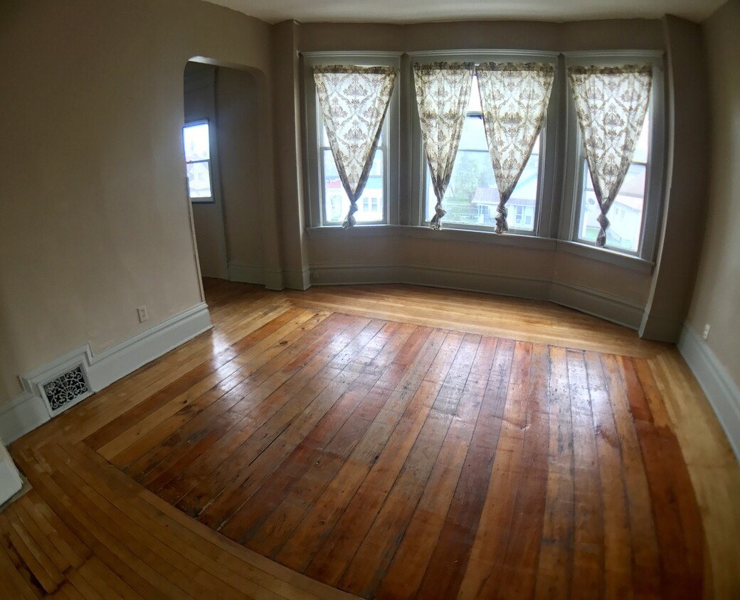 Primary Photo - Amazing 4bdrm Upper Unit in Milwaukee