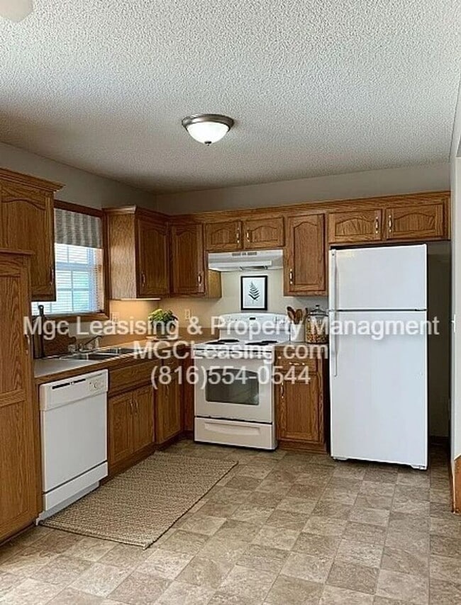 Building Photo - Experience the Lee's Summit Lifestyle in your spacious townhome!