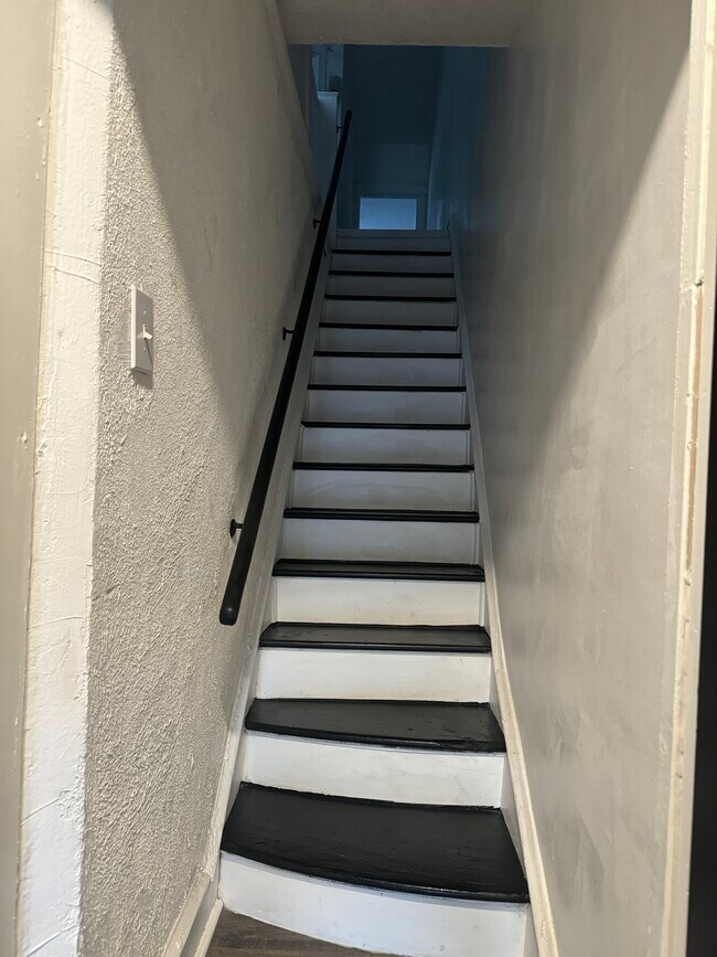 Escalera - 1870 Conlyn St