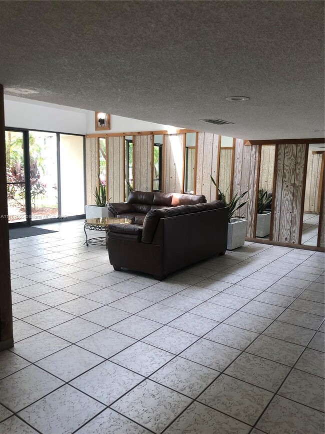 Building Photo - 210 Lakeview Dr