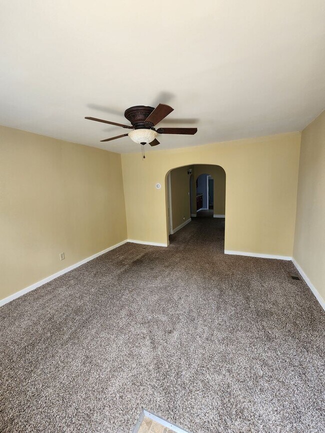 Building Photo - 2 Bedroom Single Family Home