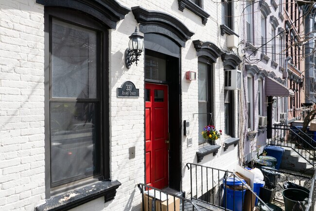 Entrance - 331 Adams St