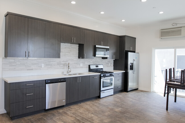 Building Photo - 1339 W 36th Pl