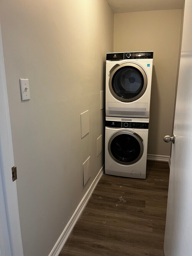 Photo du bâtiment - SPACIOUS TWO BEDROOM APARTMENT AVAILABLE IN DARTMOUTH