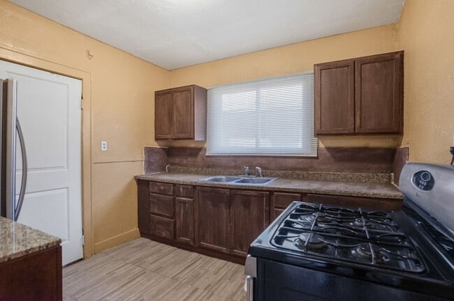 Building Photo - Welcome to this charming 3-bedroom, 1-bath...