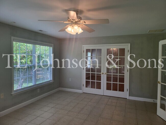 Foto del edificio - Charming 3BR Home with Bonus Room, Screened Deck & Two-Car Garage