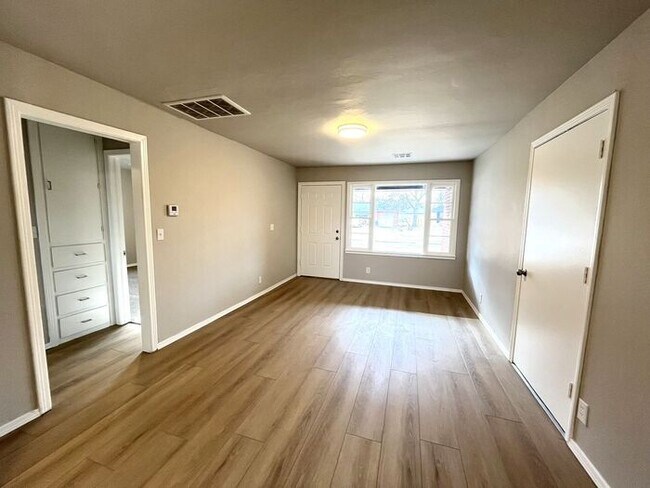 Foto del edificio - 2 Bed 1 Bath in Bethany