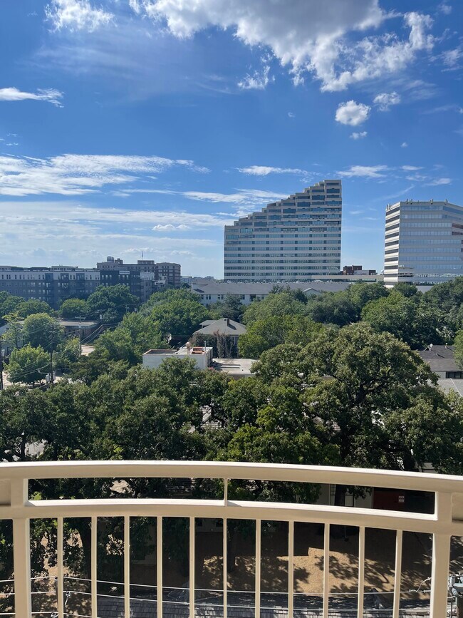 Building Photo - 3225 Turtle Creek Blvd Blvd