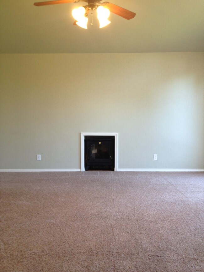 Foto del edificio - 4 bedroom 3 bath PLUS RV parking and great fenced yard.