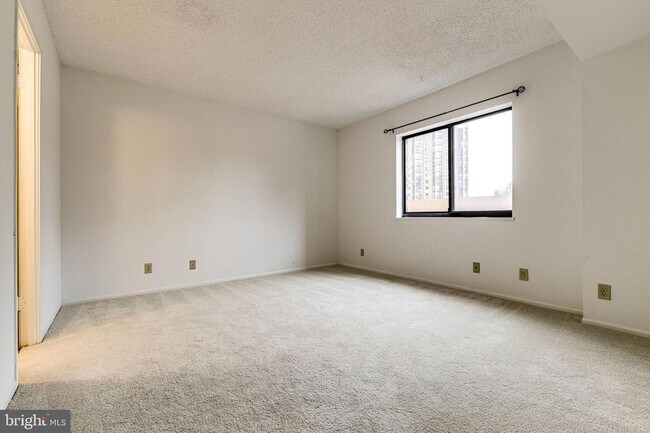 Building Photo - 5903 Mt Eagle Dr