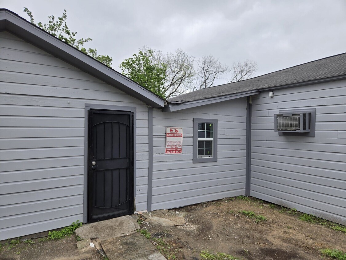 Foto principal - 5906 Hillsboro St