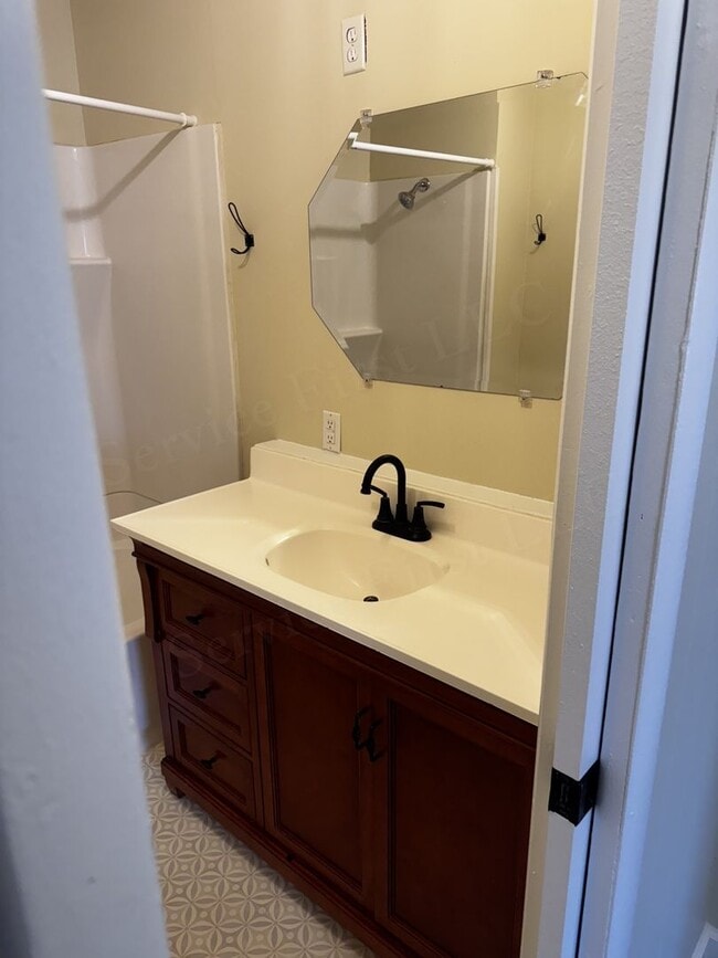 Building Photo - Clark St - Duplex for rent