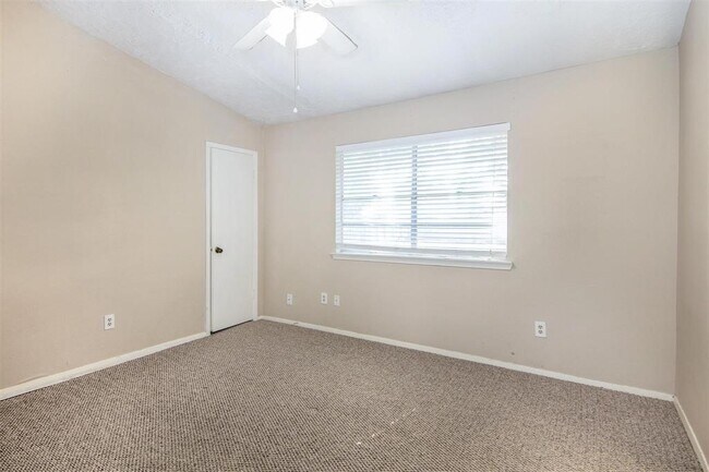 Building Photo - 10419 Towneview Dr