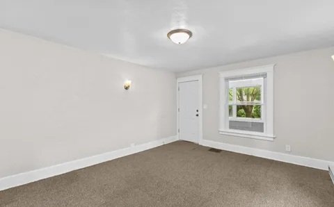 Building Photo - 607 Shepard St
