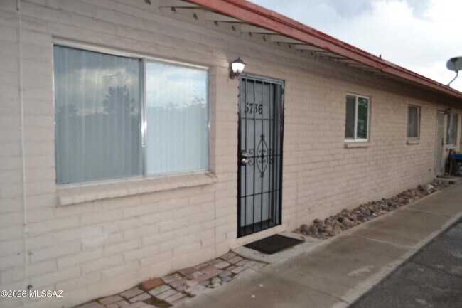 Foto del edificio - 5739 E 26th St