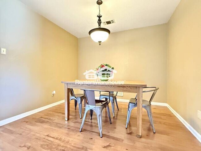 Foto del edificio - Spacious Corner-Lot Home with Cozy Charm a...