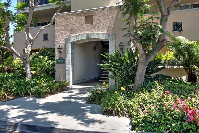 Foto del edificio - Be one of the elated residents of this one...