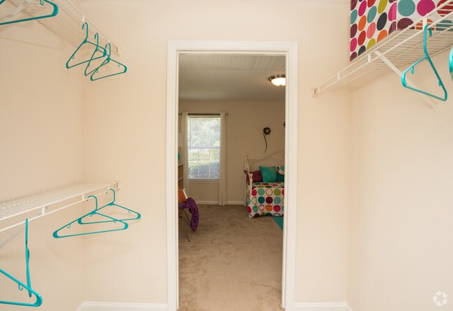 2BR, 2BA - 1,185 SF - Wynthrope Forest